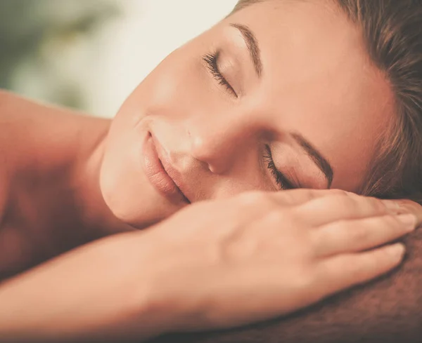Jonge vrouw met massage in een spa salon — Stockfoto