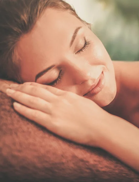 Mujer joven teniendo masaje en un salón de spa —  Fotos de Stock