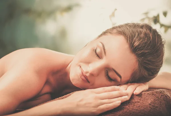 Jonge vrouw met massage in een spa salon — Stockfoto