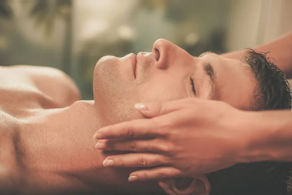 Schöner Mann mit Massage im Wellness-Salon — Stockfoto