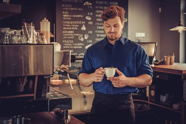 Barista guapo en su cafetería —  Fotos de Stock