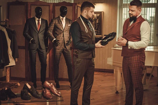 Hombre elegante en el estudio de sastrería — Foto de Stock