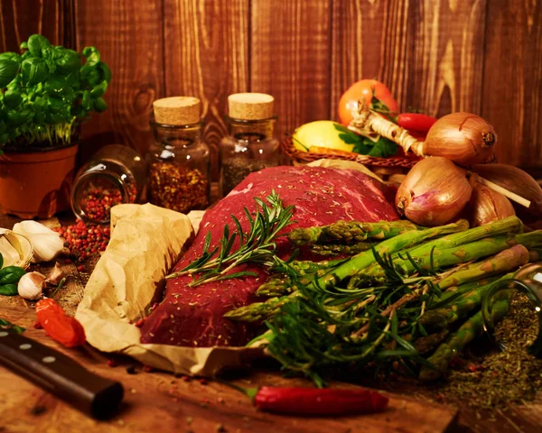 Carne crua fresca com ervas, especiarias — Fotografia de Stock