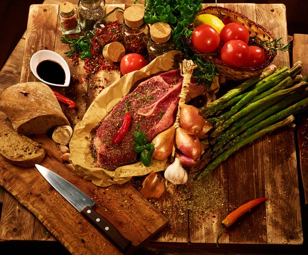 Carne crua fresca com ervas, especiarias — Fotografia de Stock