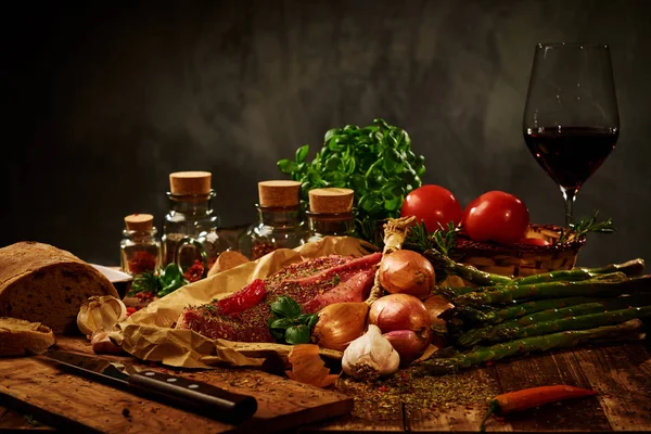 Frisches rohes Fleisch mit Kräutern, Gewürzen — Stockfoto