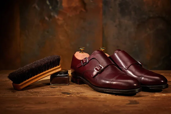 Mannen lederen schoenen en accessoires voor schoenen zorg — Stockfoto