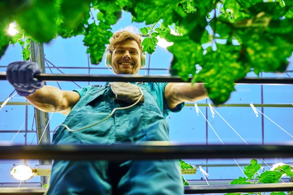 Agricultor amigável trabalhando na plataforma de elevação de tesoura hidráulica — Fotografia de Stock