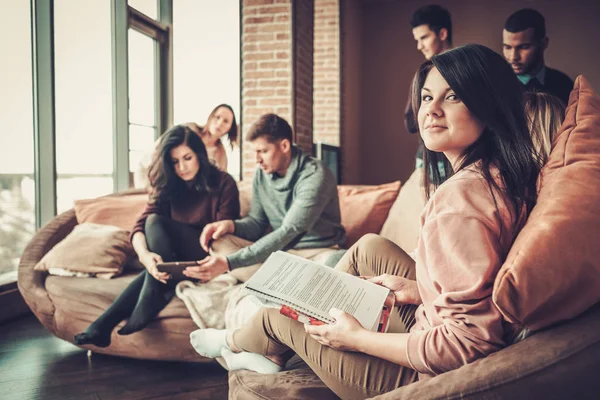 Grupo de jóvenes estudiantes multiétnicos que se preparan para los exámenes en el interior del hogar — Foto de Stock