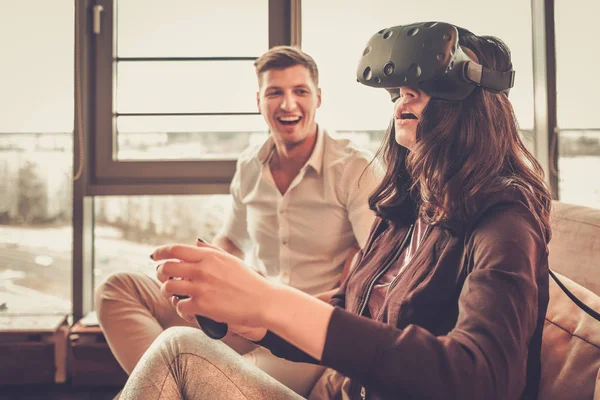 Pareja alegre divirtiéndose con VR en el interior del hogar —  Fotos de Stock