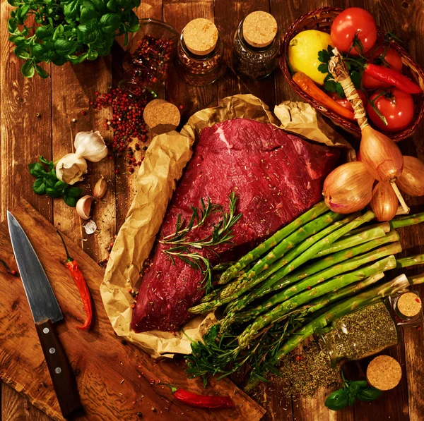Carne crua fresca com ervas, especiarias e legumes — Fotografia de Stock