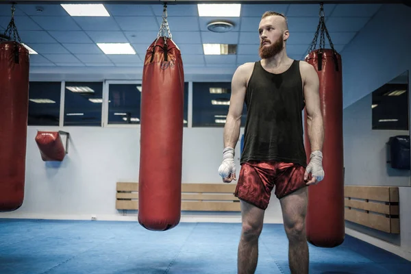 Combatiente preparándose para el entrenamiento, envolviendo las manos con envolturas de boxeo —  Fotos de Stock