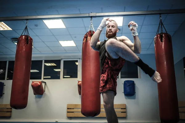 Fighter shadowboxing di gym — Stok Foto