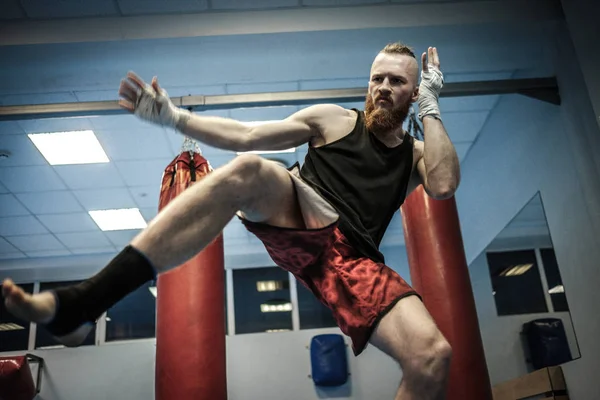 Lutador shadowboxing no ginásio — Fotografia de Stock