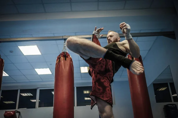 Lutador shadowboxing no ginásio — Fotografia de Stock