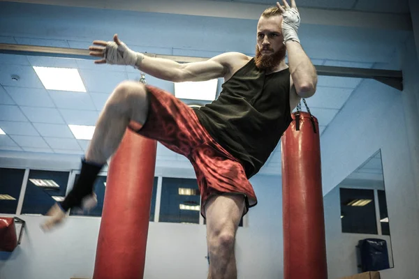 Fighter shadowboxing di gym — Stok Foto