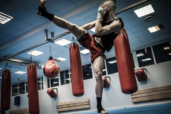 Combatiente shadowboxing en el gimnasio — Foto de Stock