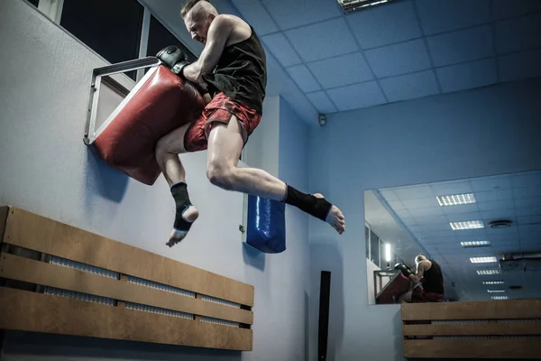 Тренування бійців з ударним майданчиком у спортзалі — стокове фото