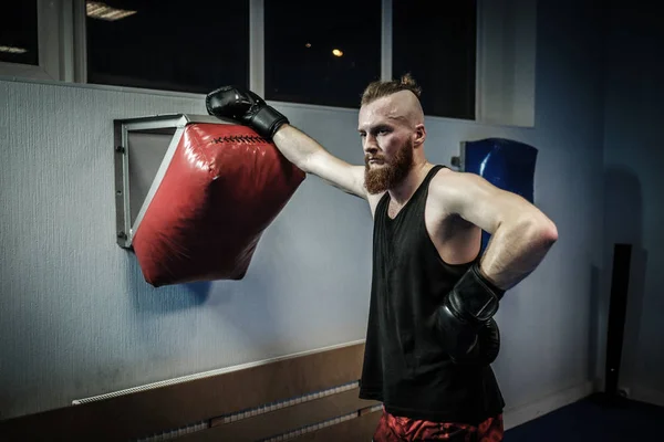 Treinamento de lutador com almofada de perfuração no ginásio — Fotografia de Stock