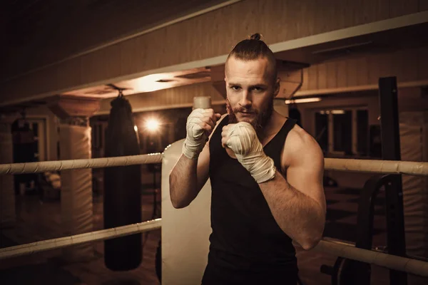 Lutador shadowboxing no anel de treinamento — Fotografia de Stock