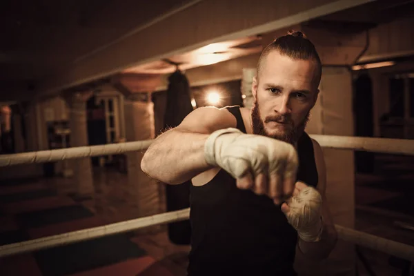 Fighter shadowboxing på utbildning ring — Stockfoto