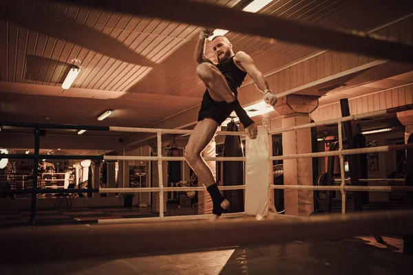 Боевой теневой бокс на тренировочном ринге — стоковое фото