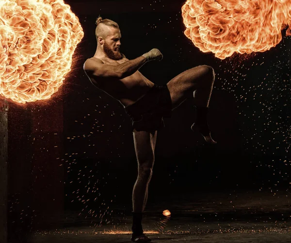 Combatiente profesional shadowboxing con fuego y chispas en el fondo —  Fotos de Stock