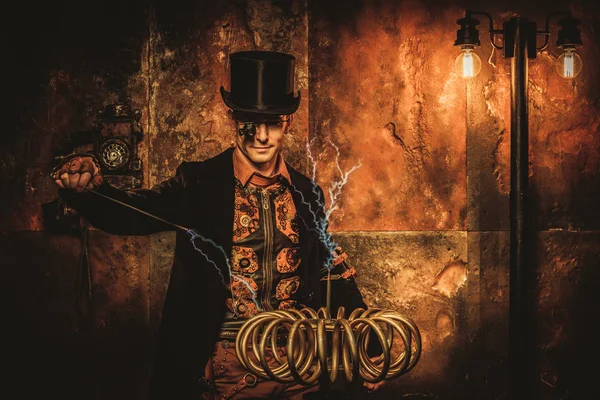 Steampunk man with Tesla coil on vintage steampunk background — Stock Photo, Image