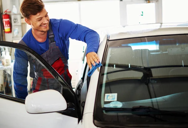 Muž pracovník leštění auto na mytí aut — Stock fotografie