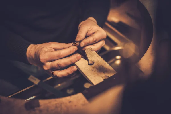 Joyero trabajando en taller de joyería — Foto de Stock