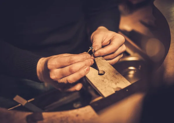 Bijoutier au travail dans un atelier de joaillerie — Photo