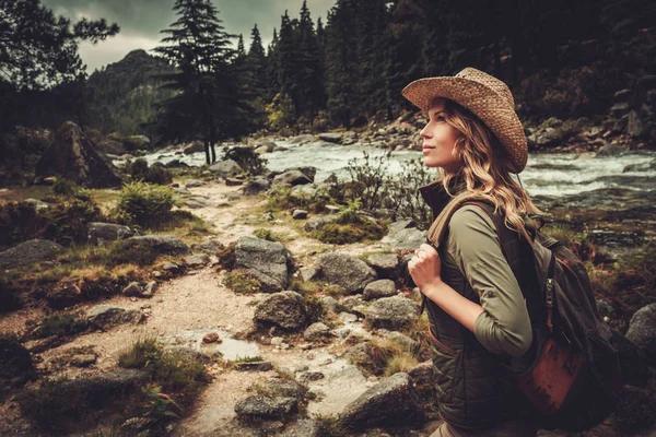 Mooie vrouw wandelaar genieten van geweldige landschappen — Stockfoto