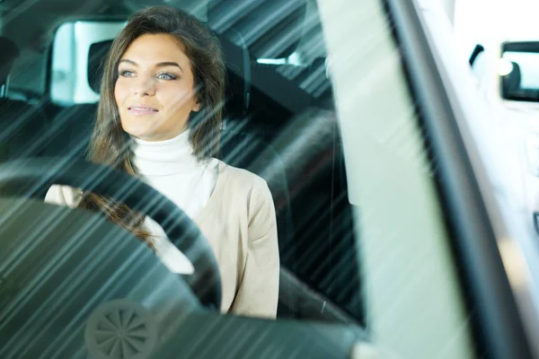 女性は、ディーラーの大広間で車を購入します。 — ストック写真