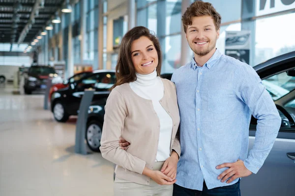 Ehepaar sucht ein neues Auto im Autohaus — Stockfoto