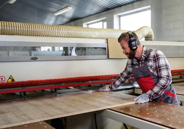 Carpente en taller de carpintería — Foto de Stock