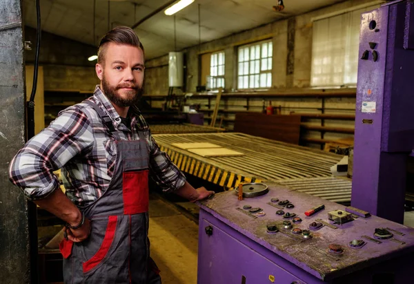 Carpente in carpentry workshop — Stock Photo, Image