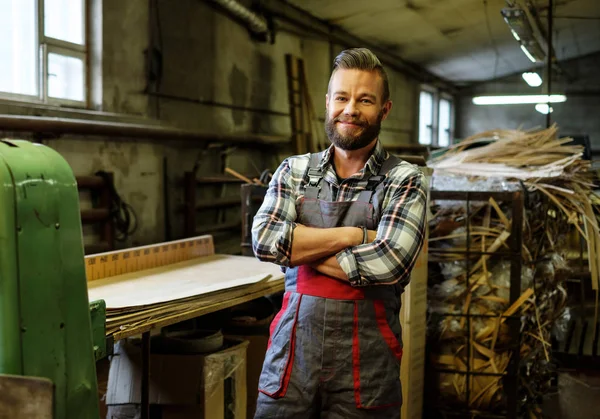 Carpente in carpentry workshop — Stock Photo, Image