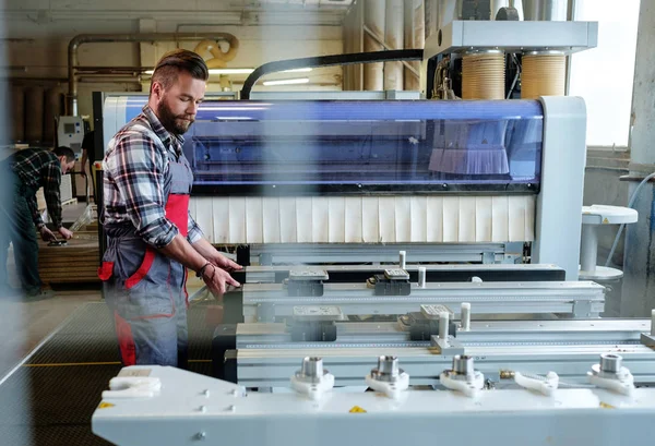 Carpente in carpentry workshop — Stock Photo, Image