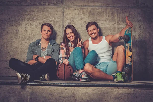 Alegre amigos con skateboard divertirse al aire libre — Foto de Stock