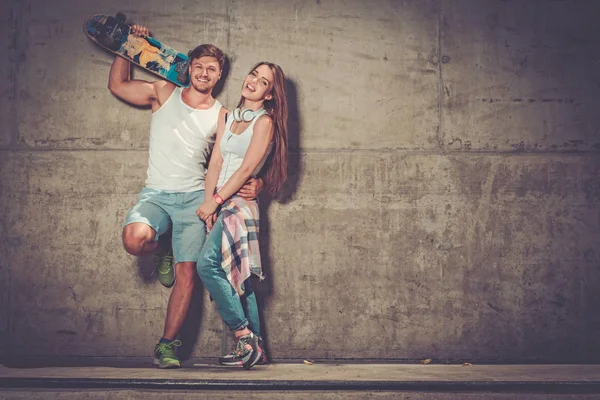 Pareja alegre con patineta al aire libre —  Fotos de Stock