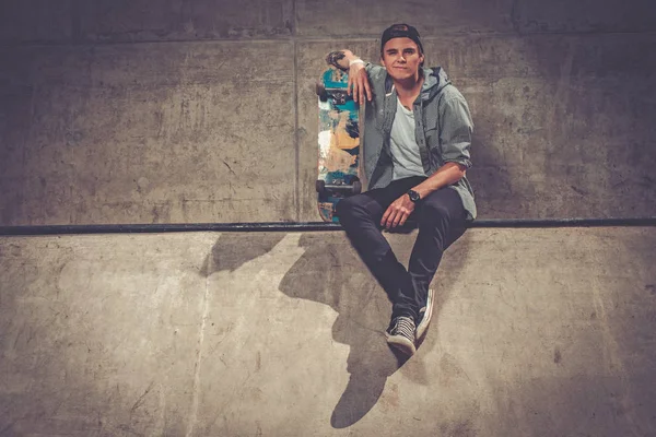 Stilig ung man med skateboard utomhus — Stockfoto