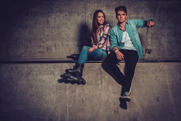 Fröhliches Paar mit Skateboard im Freien — Stockfoto