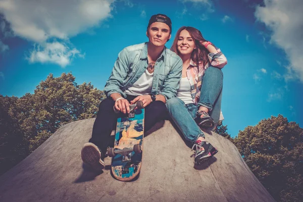 Pareja alegre con patineta al aire libre — Foto de Stock