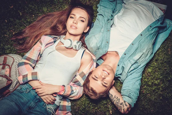 Pareja alegre descansando en el parque verde —  Fotos de Stock