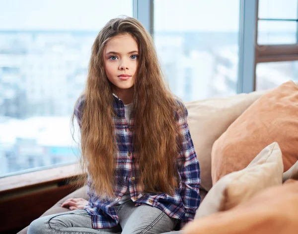 아름 다운 소녀는 소파에 앉아 — 스톡 사진