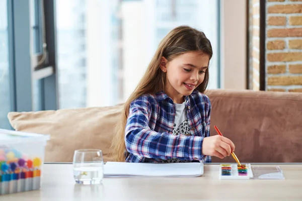Beautiful little girl painting picture at home — Stock Photo, Image