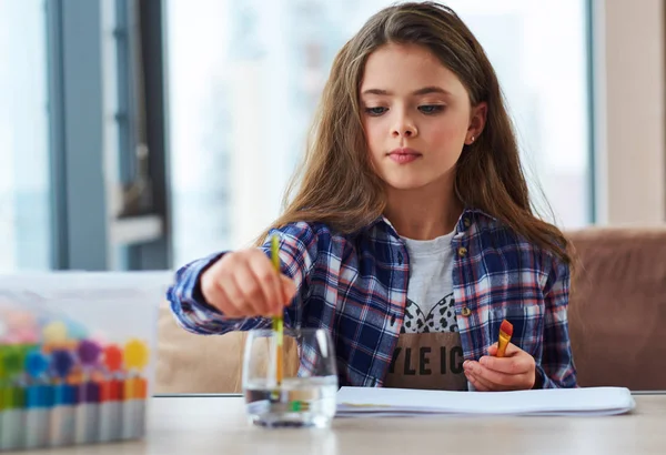 Schöne kleine Mädchen malen Bild zu Hause — Stockfoto