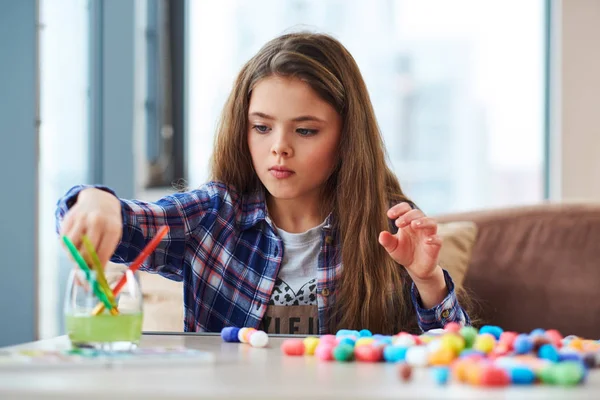 Schönes kleines Mädchen spielt mit farbigem Set für Kreativität — Stockfoto