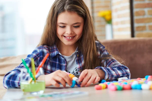 Vacker liten flicka som leker med färgade set för kreativitet — Stockfoto