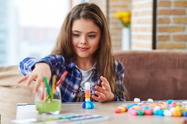 Hermosa niña jugando con el conjunto de colores para la creatividad — Foto de Stock