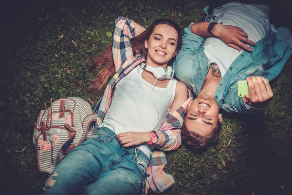 Couple joyeux prenant selfie dans le parc vert — Photo